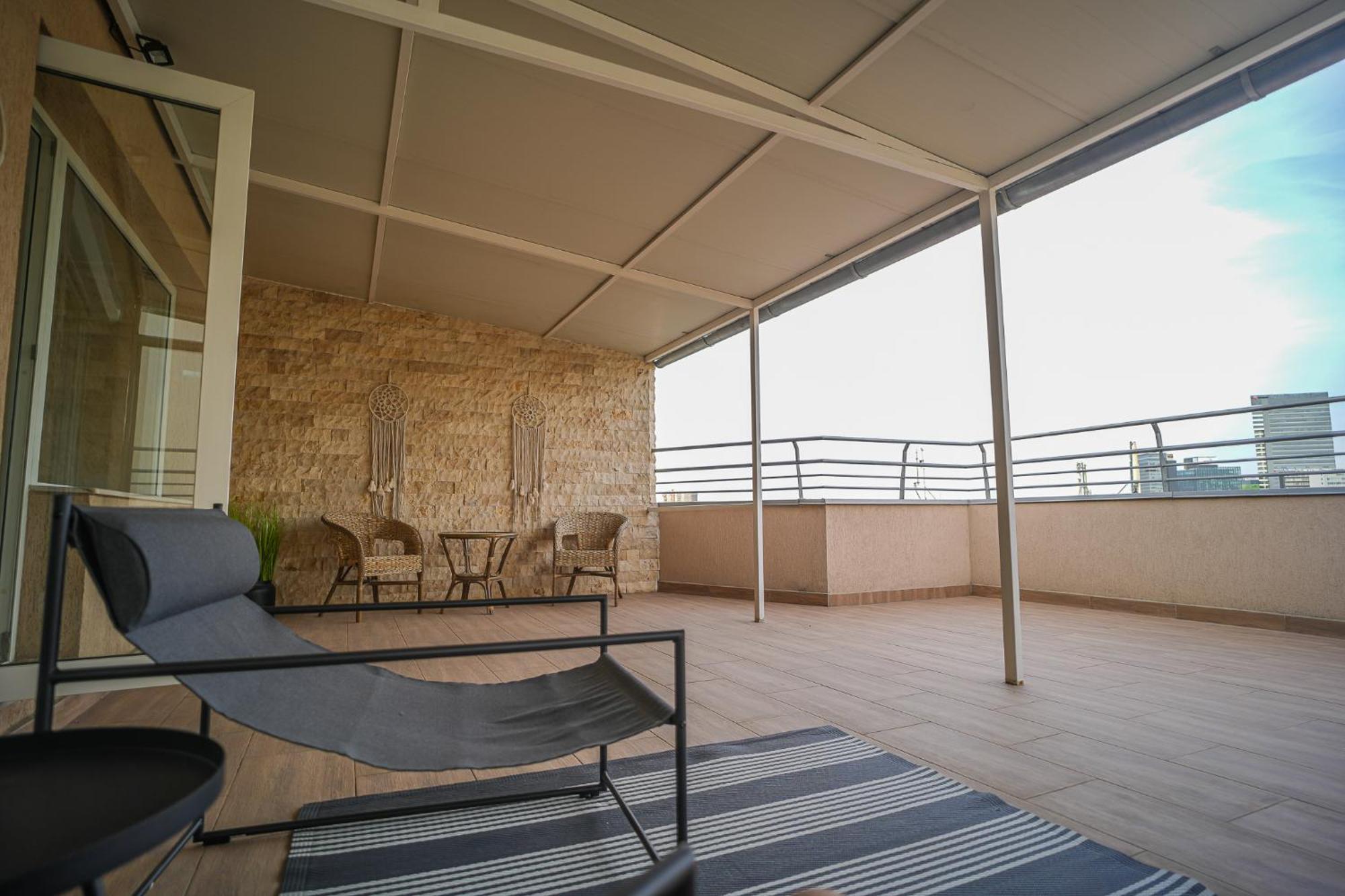 Penthouse With Huge Rooftop Terrace & City View Bukarest Kültér fotó